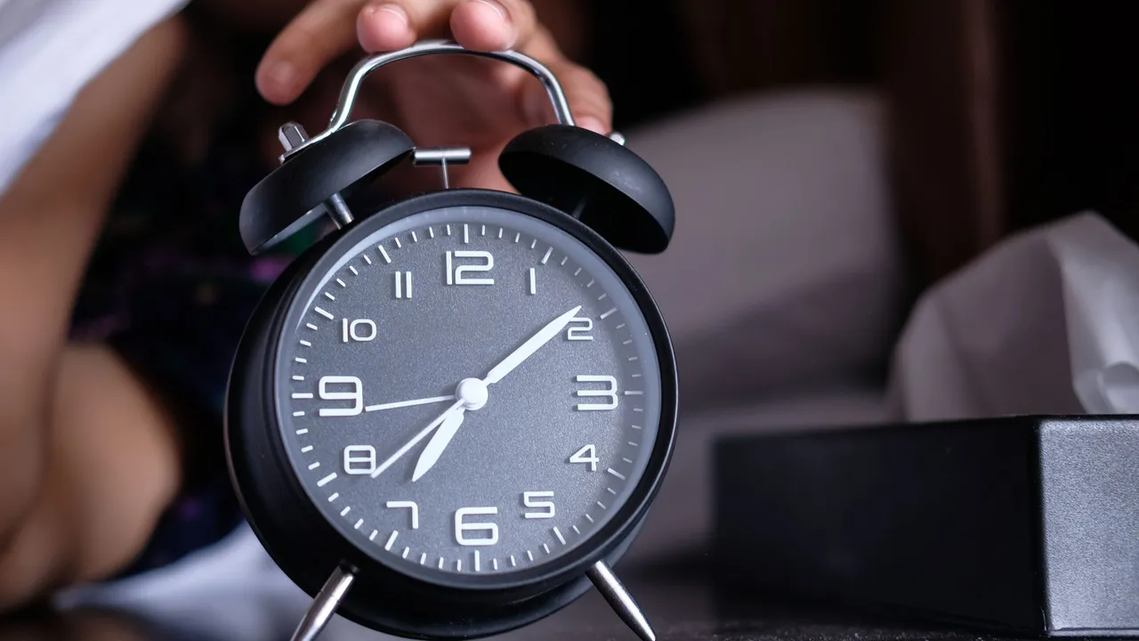 Décrypter les cycles nocturnes et les micro-réveils qui sabotent la récupération.